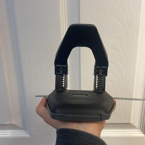 Swingline two hole punch - Picture 2 of 7